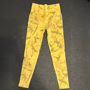 Adapt Camo Seamless Leggings. Yellow. Size Small. New.